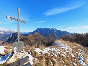 40 Alla croce del Vaccareggio (1475 m) con vista in Alben 
